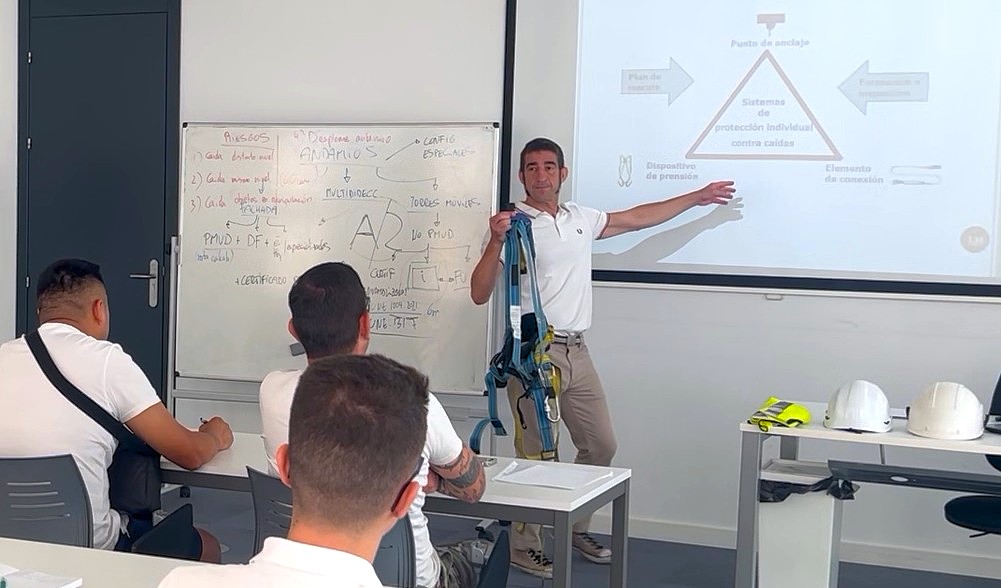 Técnico y docente en PRL, especializado en riesgos y sectores críticos, como construcción, metal, logística e industria